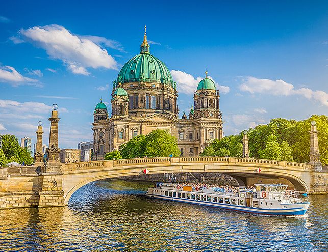 Ausblick auf Berlin Mitte - Berliner Dom mit der Brücke zur Museumsinsel an einem sonnigen Tag